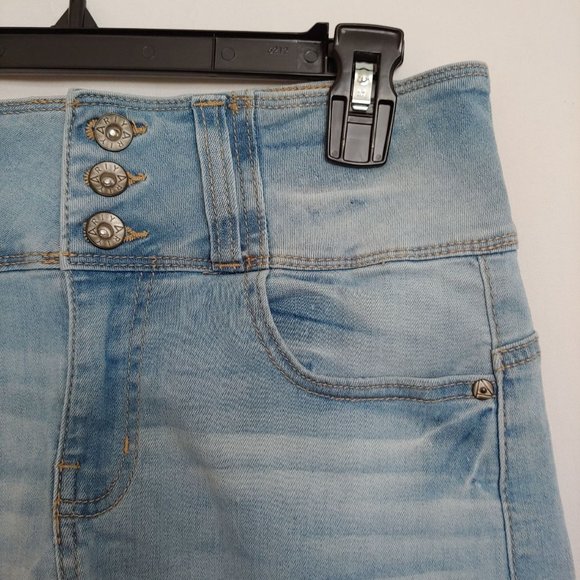 Ariya highrise 3 button light wash y2k jean shorts SIze 7 - Picture 2 of 10